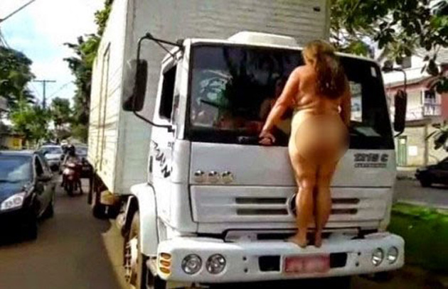Mulher nua sobe em para-choque de caminhão e para o trânsito