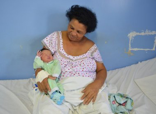 Aos 51 anos, mulher dá à luz 21º filho, em Aracaju