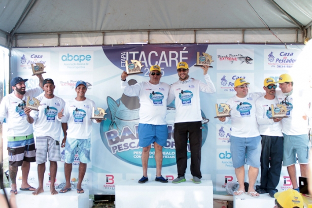 campeões comemoram o título mas ainda terão outra etapa para conquistar o campeonato.