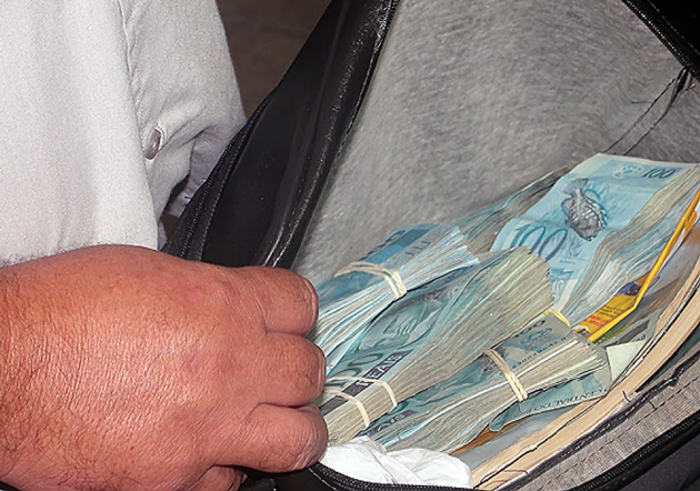Homem acha bolsa na porta de loja com quase R$ 4 mil e devolve ao dono