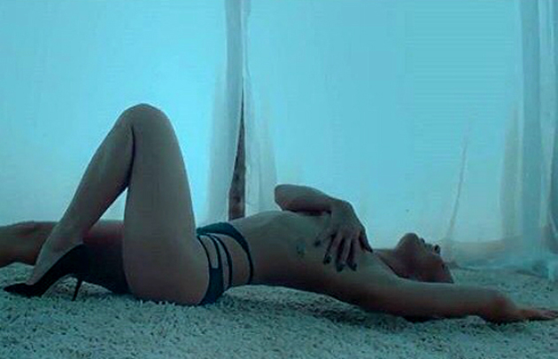 Claudia Leitte lança clipe da música Corazón com cenas sensuais; assista