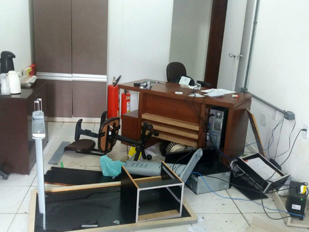 Empresário da BA joga feses e quebra equipamentos na prefeitura