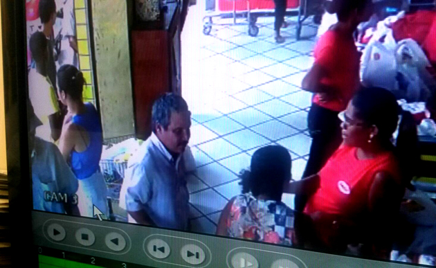 Ubaitaba: Câmera de segurança de supermercado flagra idosos roubando celular
