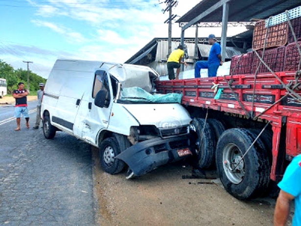 Ipiaú: Motorista fica ferido após colidir veículo em fundo de caminhão