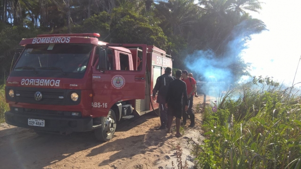 Corpo de Bombeiros veio até o local para combater o avanço das chamas. Foto/Alexandre