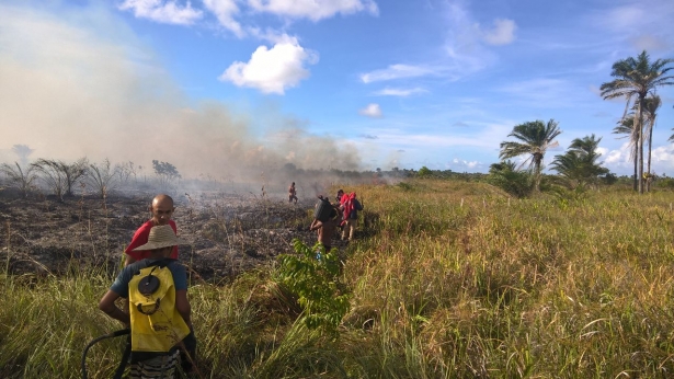 Bombeiros combatendo o incêndio em Barra Grande.
