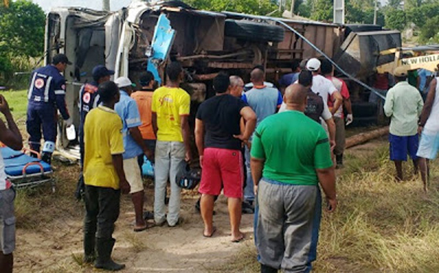 Acidente com ônibus escolar na BA-001 deixa estudantes feridos no sul da Bahia