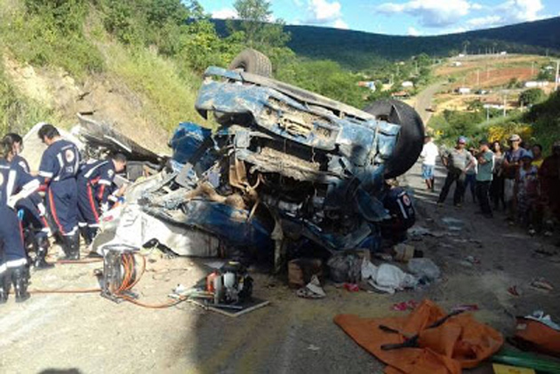 Caminhão capota e deixa quatro mortos no sudoeste da Bahia