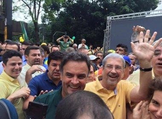 Aos gritos de ‘ladrão’ e ‘corrupto’, Alckmin e Aécio são expulsos de manifestação