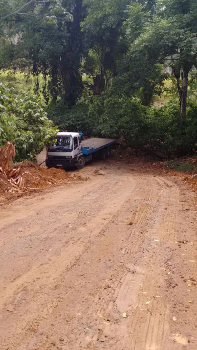 Caminhão perde controle em ladeira próxima ao povoado do Tabuleiro