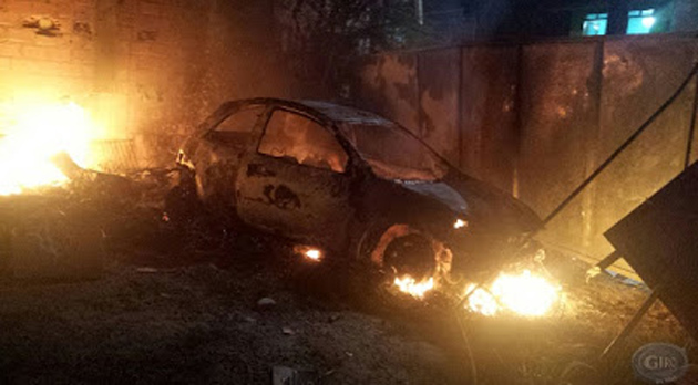 Ipiaú: Carro pega fogo na Getúlio Vargas; incêndio pode ter sido criminoso