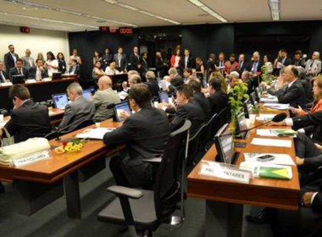 Comissão do impeachment tem mais acusações de corrupção do que Dilma, diz jornal