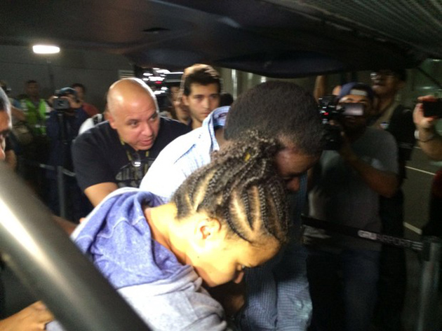 Ezra - pais desembarcam no Brasil (Foto: Glauco Araújo/G1) Prisão decretada