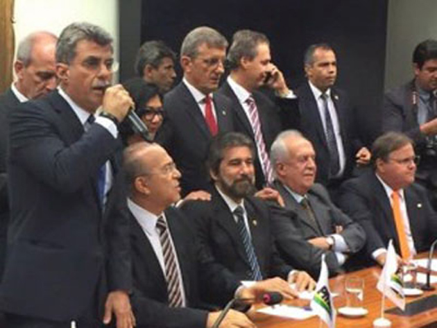 Por aclamação, PMDB oficializa rompimento com governo Dilma
