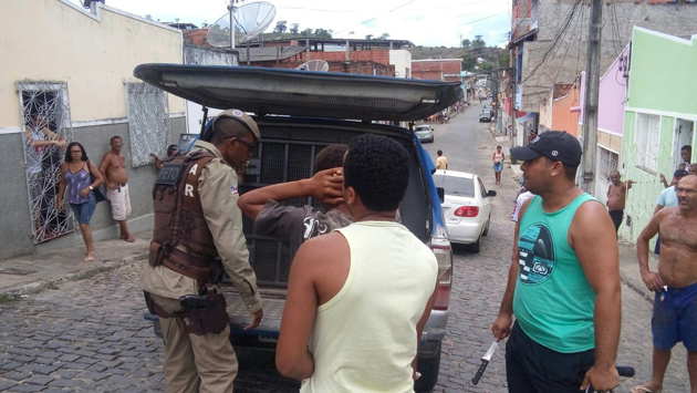 Um meliante, identificado apenas como "Cathola", foi preso na tarde deste sábado (26) após tentar roubar uma residência no Bairro Conceição, em Ubaitaba.