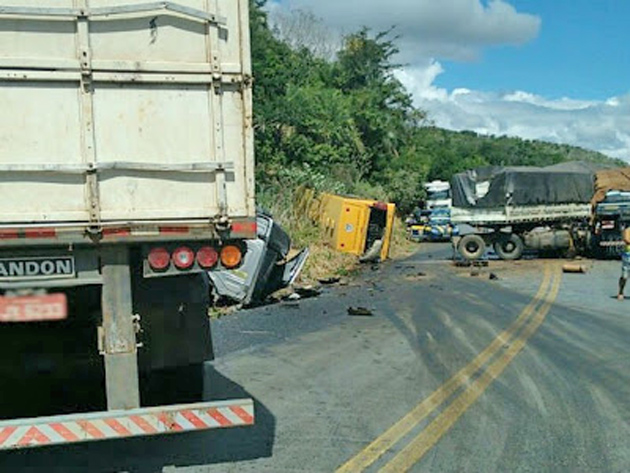 Dois morrem em acidente com duas carretas e ônibus escolar em Itaberaba