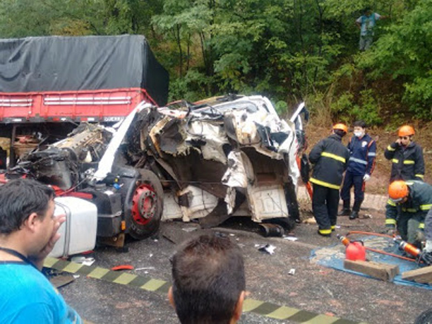 Motorista de carreta sobrevive a grave acidente em Barreiras