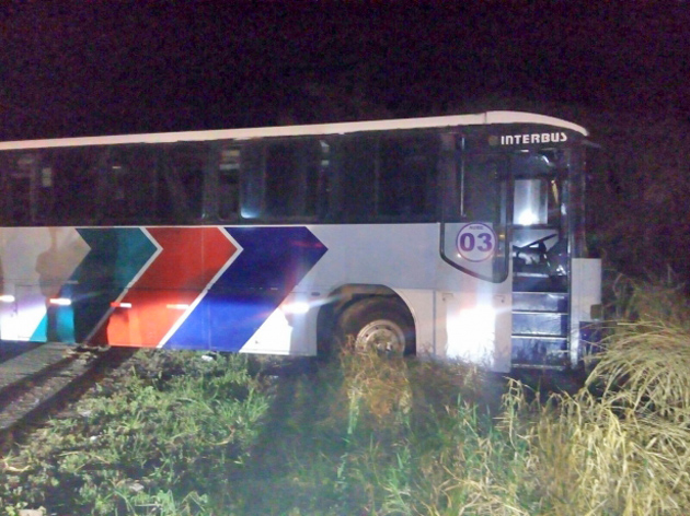 Ônibus com estudantes universitários perde o controle e bate em barranco na 101