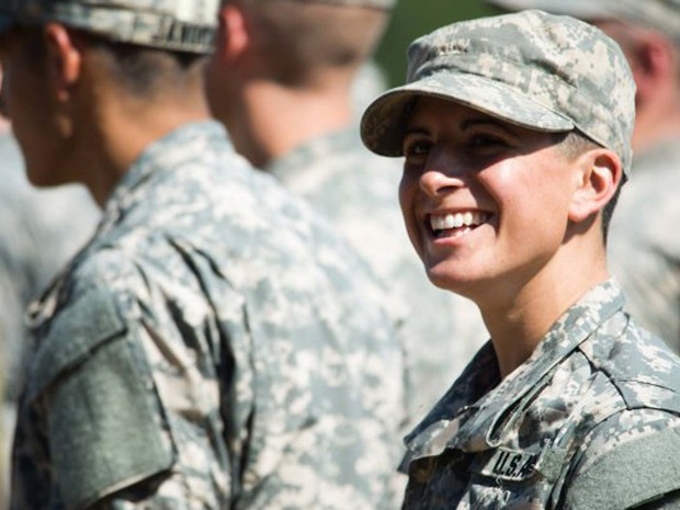 Capitã de 27 anos é 1ª mulher a entrar para infantaria do Exército dos EUA