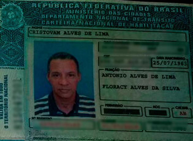 O sargento da Polícia Militar Cristovam Alves de Lima, 52 anos, atirou contra a esposa e depois se matou na madrugada deste domingo (24), no município de Itaberaba. De acordo com informações da 12ª Coordenadoria de Polícia do Interior (Coorpin/Itaberaba), o crime aconteceu por volta das 3h30. Cristovam era lotado no 11º Batalhão da PM e estava na corporação há 32 anos (Foto: Reprodução) Segundo a PM, Cristovam atirou contra o abdômen da esposa, Carmélia Maria da Silva, 40, dentro da própria casa. Após cometer o crime, ele se matou. Ela foi socorrida para o Hospital Geral de Itaberaba e depois transferida para o Hospital Emec, em Feira de Santana. Na tarde deste domingo, a vítima passou por uma cirurgia e está em observação na UTI. O corpo do sargento foi encaminhado para o Departamento de Polícia Técnica (DPT) de Itaberaba. Conforme a PM, o enterro do policial está previsto para às 9h de segunda-feira (25), no cemitério de Itaberaba. Segundo a PM, Cristovam era lotado no 11º Batalhão da Polícia Militar e estava na corporação há 32 anos. Não há informações sobre a motivação do crime. O caso é investigado pelo delegado Daniel Rodrigues de Holanda, plantonista da delegacia de Itaberaba.