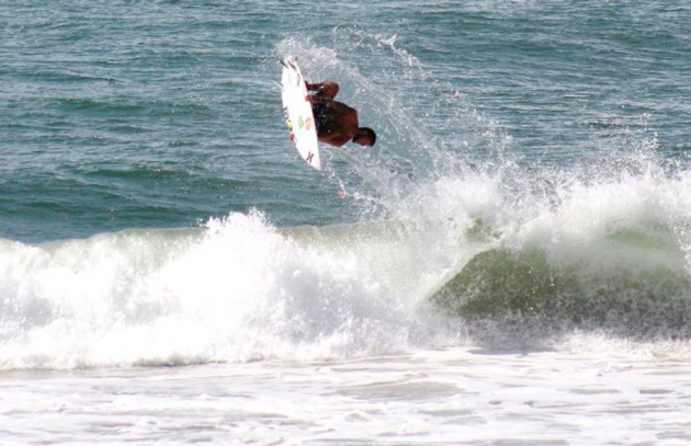 Itacaré: Felipe Toledo dá um show de surf nas ondas da Praia da Tiririca
