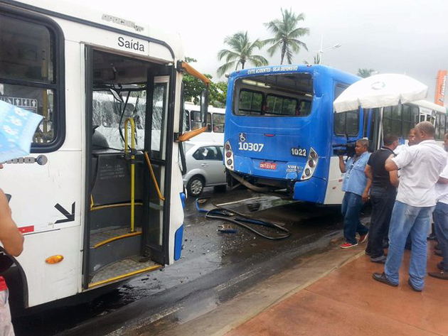 Acidente entre dois ônibus deixa 16 feridos em Piatã