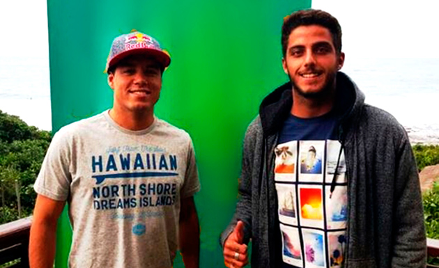 Adriano de Souza e Filipe Toledo desembarcam em Itacaré para participar das gravações da Série Juacas
