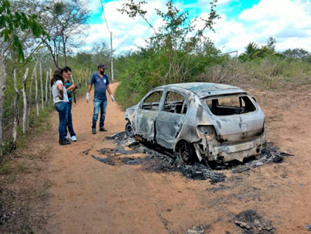 Carro incendiado é encontrado com dois corpos no interior da Bahia