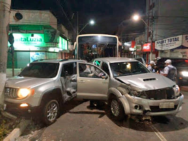 Brasil: Dupla rouba carro de delegado e na fuga bate em veículo de coronel da PM