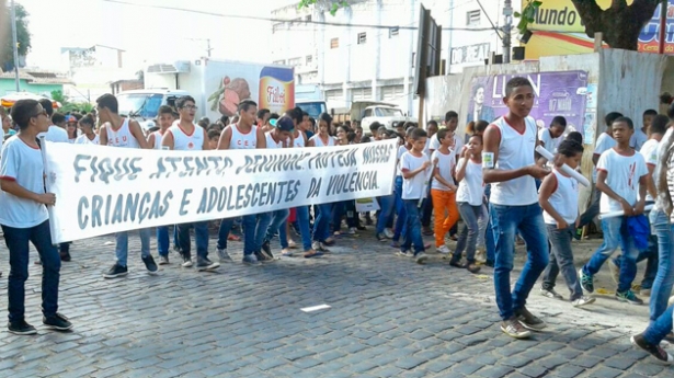 18 de Maio: Ubaitaba realiza passeata para intensificar o combate ao Abuso e Exploração Sexual Infanto-juvenil