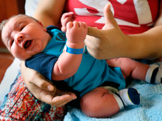 A americana Gina Hilton deu à luz um bebê pesando 6,5 quilos e medindo 55,9 centímetros em Hutchinson, no estado do Kansas (EUA), segundo a emissora de TV "ABC".