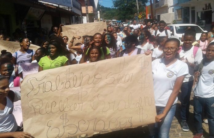 Itacaré: Estudantes protestam contra salários atrasados de servidores da educação