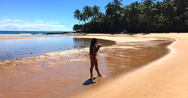 De férias na Bahia, Aline Riscado posa de biquíni em praia