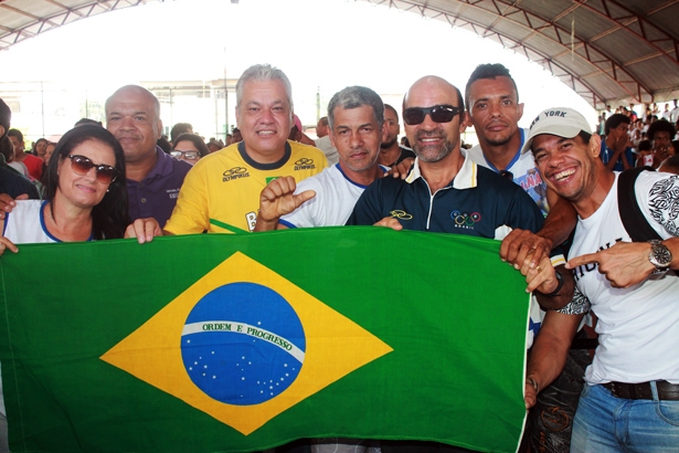 Jeferson Lacerda (azul) e outros ex atletas da canoagem comemoram a medalha de Isaquias em Ubaitaba. Fotos: Aleilton Oliveira