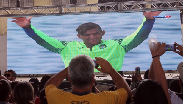 Público comemora e comenta que se sentiu no Rio2016 com Isaquias. Fotos: Aleilton Oliveira/ Ubaitaba.com