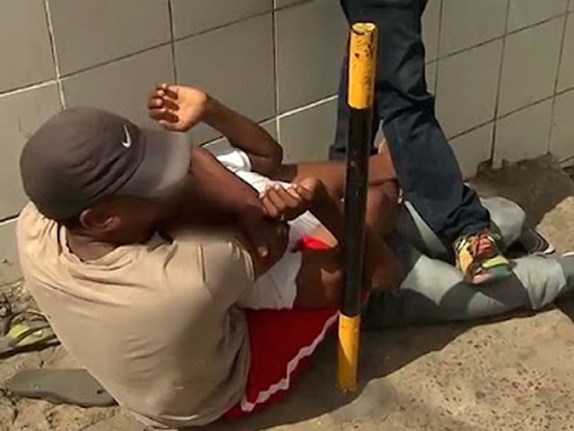 Adolescente tenta assaltar turista em Salvador e é imobilizado por populares