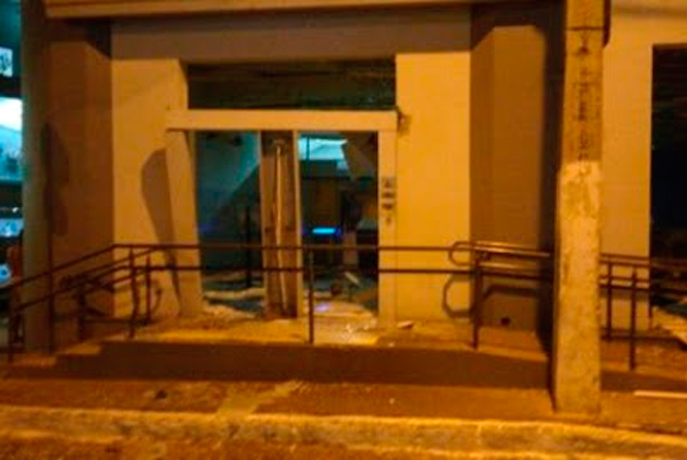 Grupo armado explode e saqueia agência do Banco do Brasil em Caculé