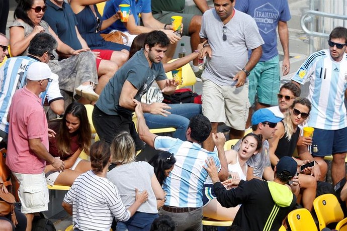 Bandeiras argentinas se destacam na quadra central de tênis e dão clima de rivalidade ao esporte (Foto: Murilo Borges)