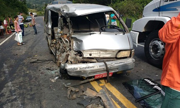 Ibirapitanga: Carreta tomba e atinge van com passageiros na BR-101; três ficam feridos