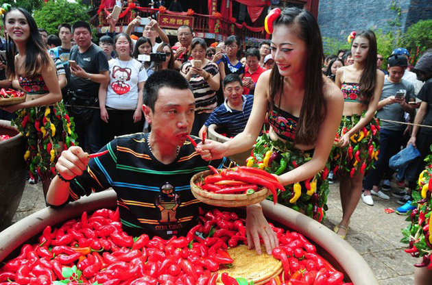 Suo levou o título ao devorar 47 pimentas em dois minutos (Foto: AFP)