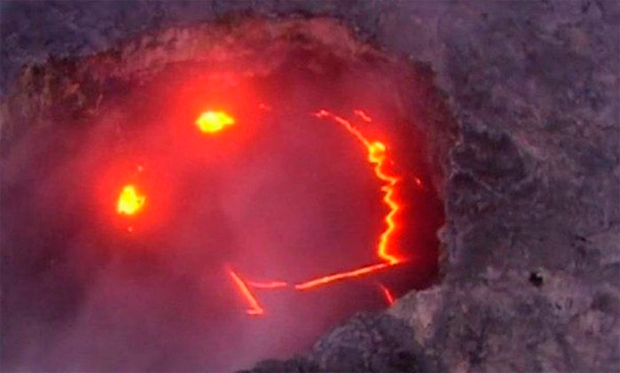 A erupção do vulcão Kilauea, no Havaí, chamou a atenção nas redes sociais. Além da força e lava, o vulcão parece sorrir durante as imagens captadas pelo cinegrafista Mick Kalber a bordo de um helicóptero. o vídeo foi postado na internet e viralizou. Logo depois, a lava atingiu o Oceano Pacífico.