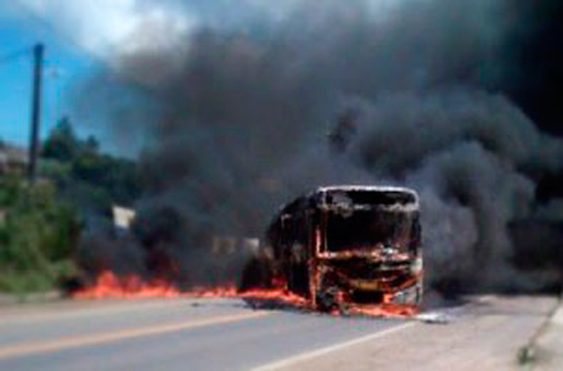Homens retiram passageiros e tocam fogo em ônibus em Salvador