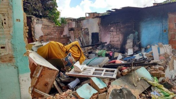 Casa ficou queimada após mulher tocar fogo em residência (Foto: Tailane Muniz/CORREIO)