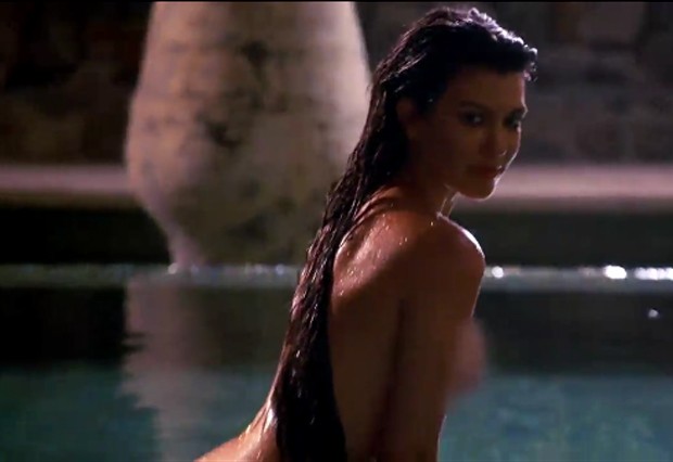 Kourtney Kardashian posa completamente nua dentro de piscina; assista