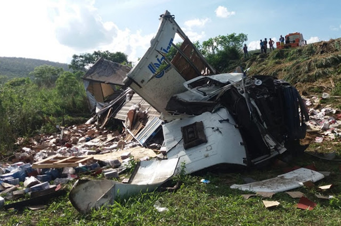 Motorista morre após caminhão tombar em ribanceira na BA