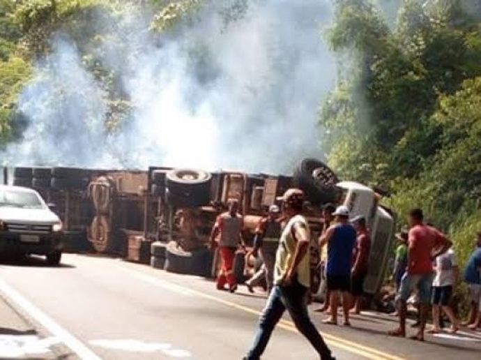 Motorista morre carbonizado após desviar de caminhão tombado e cair em ribanceira na Bahia