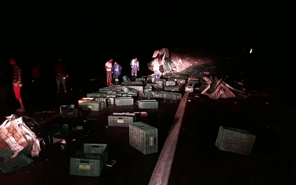 Batida entre veículos de carga deixa dois mortos e três feridos em rodovia do sudoeste da Bahia