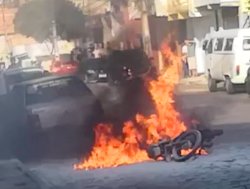 Moto pega fogo em Ubaitaba