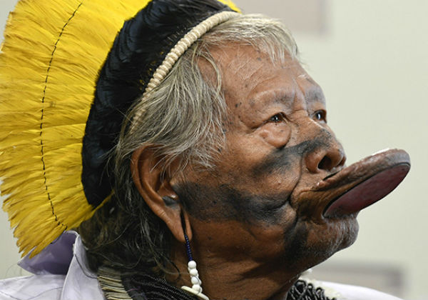 Com 90 anos, líder indígena cacique Raoni testa positivo e é internado em Mato Grosso
