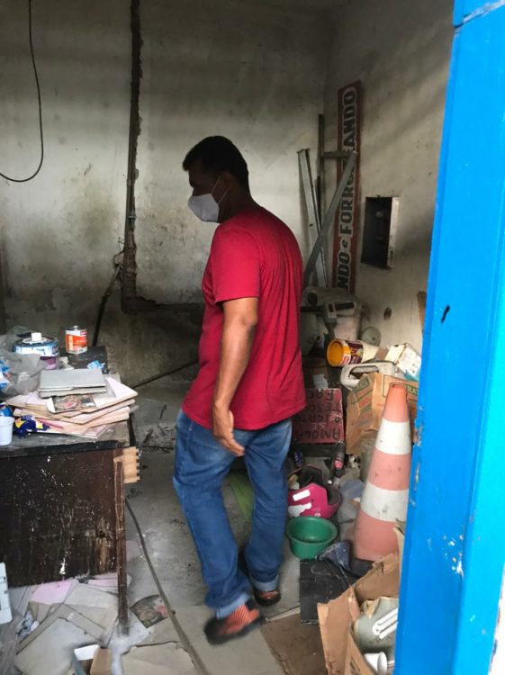 A rodoviária estava completamente abandonada.